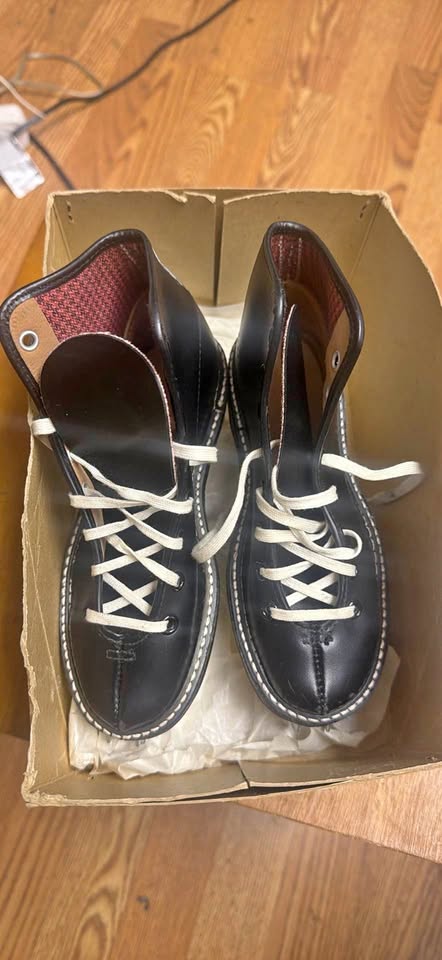 Vintage Midgies leather ice skates